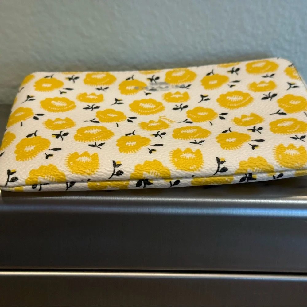Coach Yellow Floral Zip Wristlet- Buttercup-Brand new with tags NWT - Picture 3 of 8